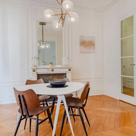 Prestigious Triangle D'or 2br Champs-elysee - Montaigne Parijs