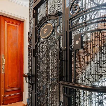 Prestigious Triangle D'or 2br Champs-elysee - Montaigne * Parijs